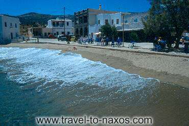 MOUTSOUNA BEACH - The settlement of Moutsouna is built almost on the sand.