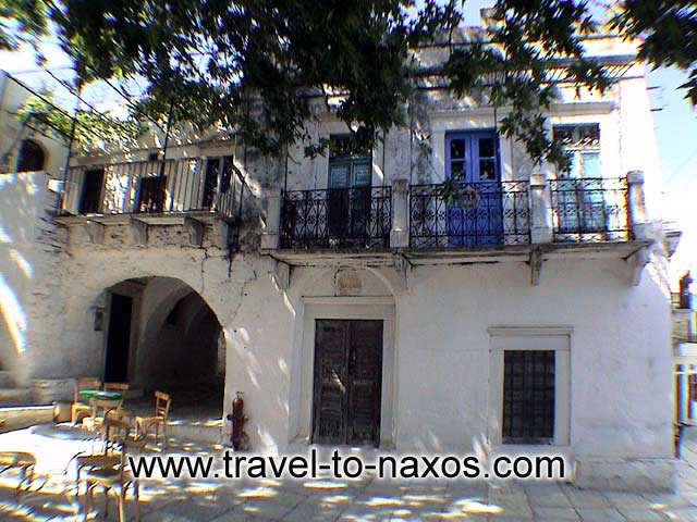 APIRANTHOS KAFENEIO - Kafeneio (cafe in greek) in Apiranthos small square. A cool relaxing place under the shadow of the tree.