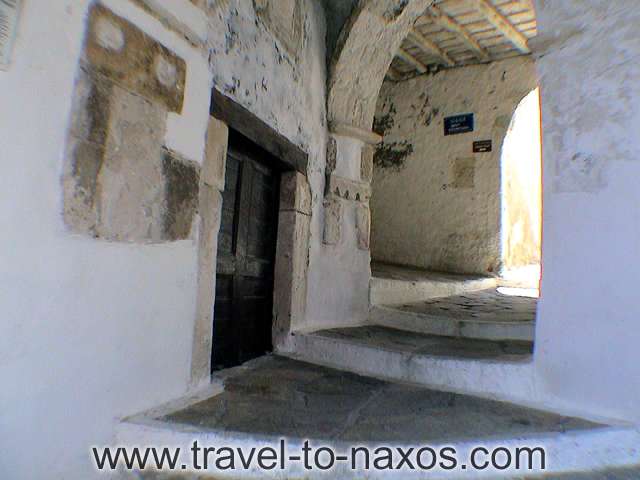 ARCH WALKWAY - A characteristic arch walkway to the settlement of the Castle.